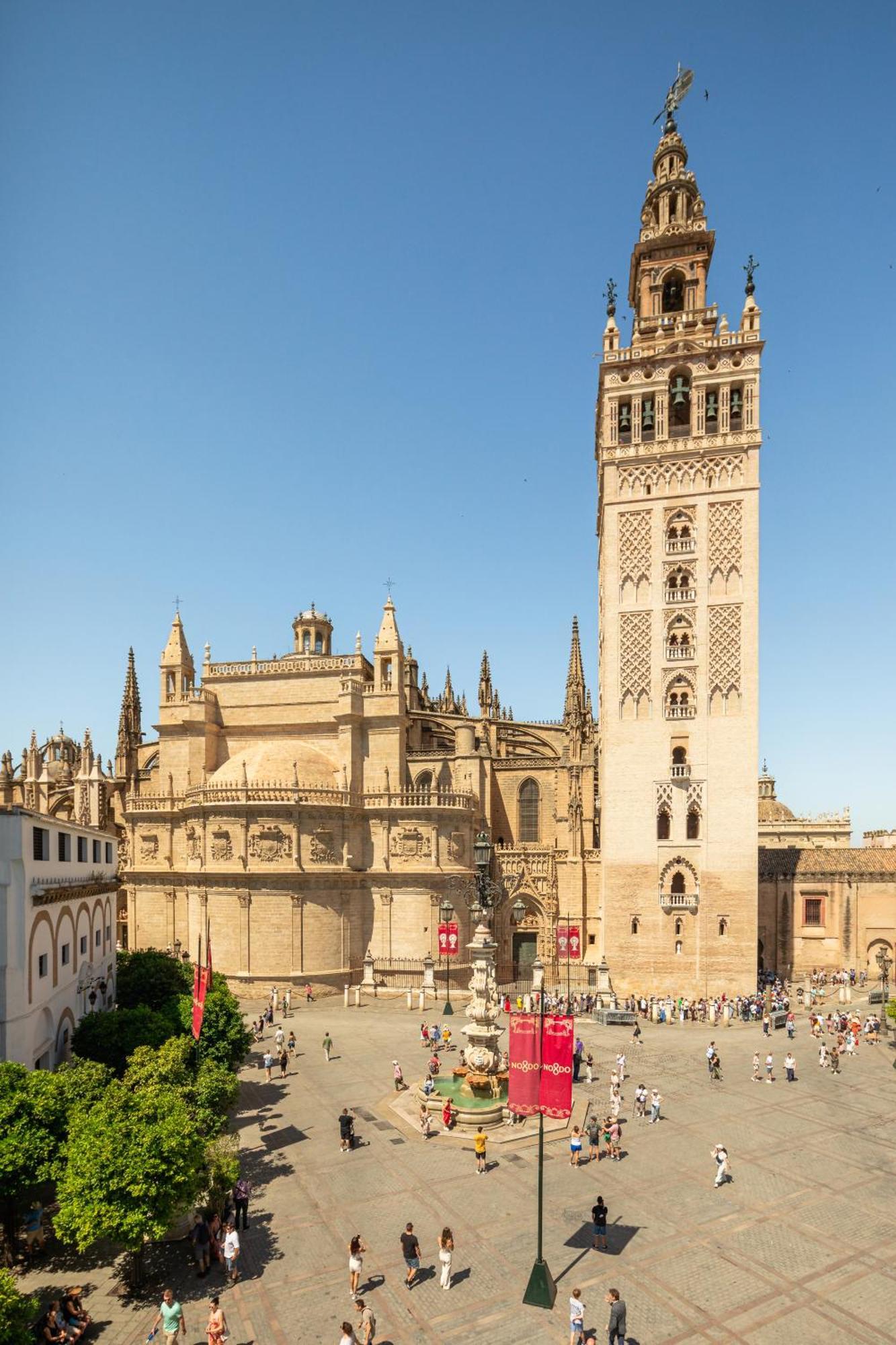 Lujoso Apartamento A Los Pies De La Catedral Sevilla Bagian luar foto